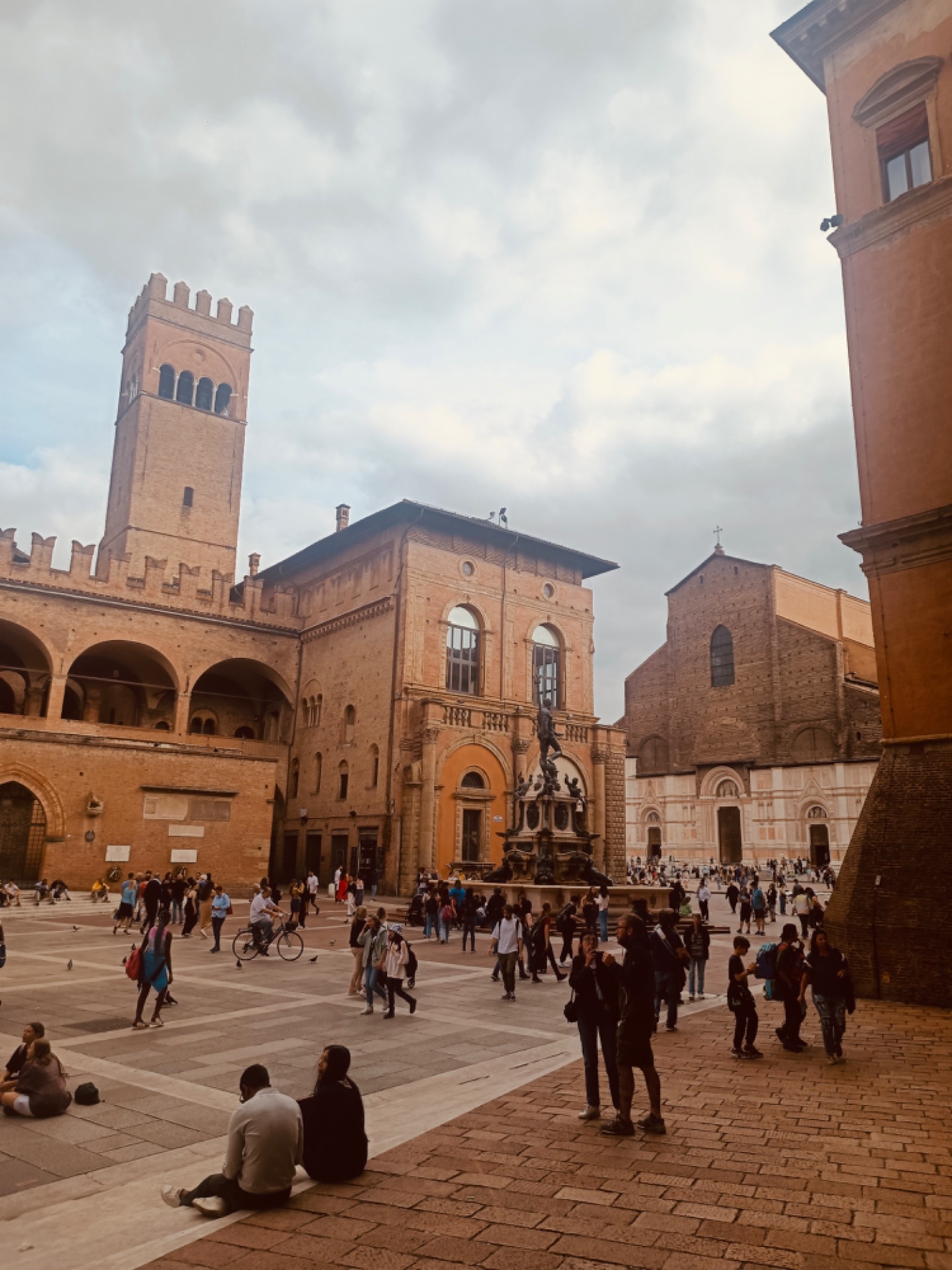 Fontana del Nettuno na námestí Piazza Maggiore v Bologni